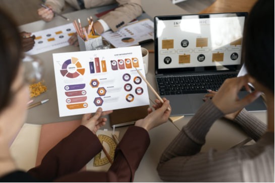 Time de marketing faz análise de métricas, como ROAS e ROI.