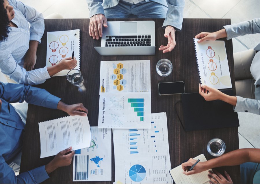 Time de marketing analisa dados de desempenho para melhorar estratégias.